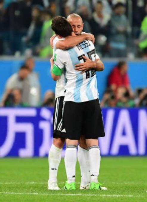 Messi se abraza con su amigo Javier Mascherano al final del partido. Foto AFP