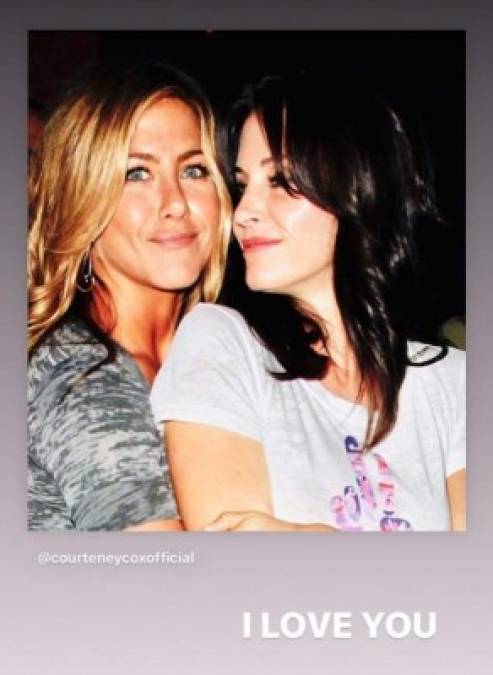 Desde hace varios años Courteney Cox, con quien mantiene una estrecha amistad, ha sido quien la ha instado para que abriera una cuenta en la esfera virtual.<br/>