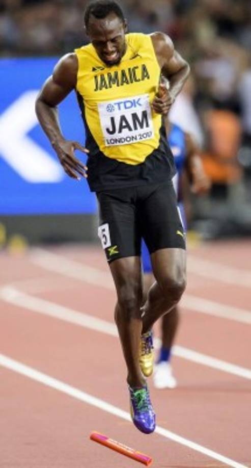 El mejor atleta de todos los tiempos cerraba el relevo de Jamaica y corría hacia su última medalla, que parecía ser de bronce, al ir lejos Gran Bretaña, que se hizo sorprendentemente con el oro, y Estados Unidos, plata. foto EFE/EPA/JEAN-CHRISTOPHE BOTT