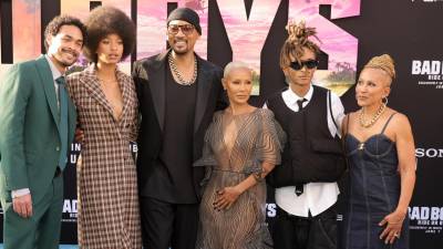 Trey Smith, Willow Smith, Will Smith, Jada Pinkett Smith, Jaden Smith y su abuelaAdrienne Banfield-Norris en la premier de “Bad Boys: Ride or Die” en el Teatro Chino de Los Ángeles, California.