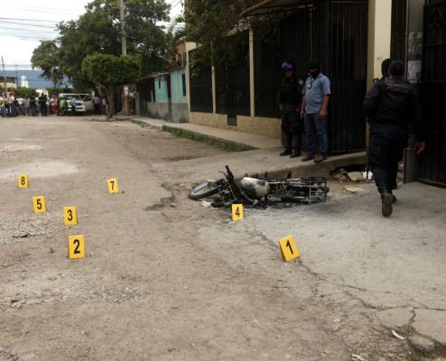 Muere supuesto marero en tiroteo con policías