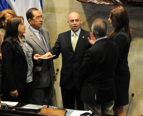 2. Congreso elige de madrugada nuevo Fiscal General de la República y Fiscal Adjunto.