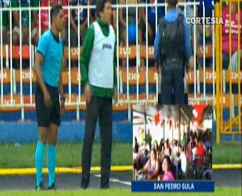 Video: Héctor Vargas festejó el golazo del Marathón con el cuarto árbitro