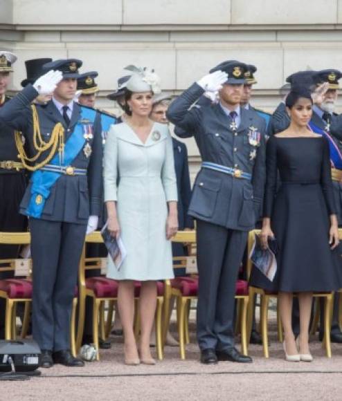 (L-R) Britain's Prince William, Duke of Cambridge, Britain's Catherine, Duchess of Cambridge, Britain's Prince Harry, Duke of Sussex, and Britain's Meghan, Duchess of Sussex attend a ceremony to present a new Queen's Colour to the Royal Air Force (RAF) at Buckingham Palace in London on July 10, 2018 to mark its centenary. <br/>The Queen and members of the royal family took part a series of engagements on July 10 to mark the centenary of the Royal Air Force. / AFP PHOTO / POOL / Paul Grover