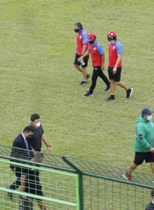 'Guerra' de argentinos. Pedro Troglio y Héctor Vargas no se saludaron antes del inicio del juego, ni siquiera se voltearon a ver.