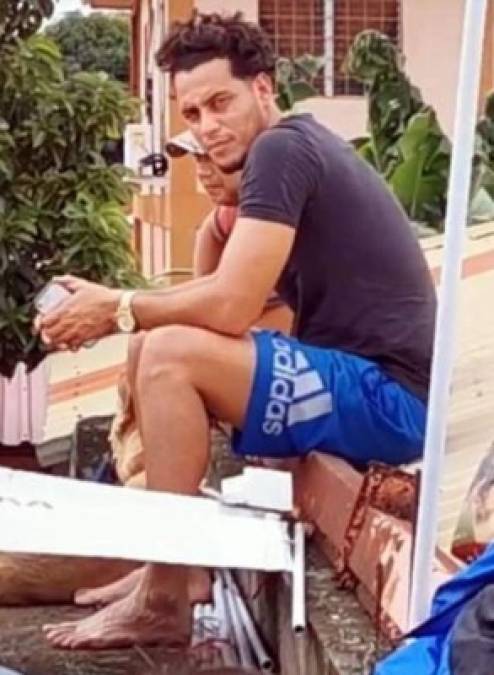 El Real España informó el pasado viernes que fue a rescatar en lancha a Ángel Tejeda, quien se encontraba en el techo de su hogar. Pero el futbolista decidió que sus familiares y algunos de sus vecinos subieran a la lancha que el club había mandado para él.