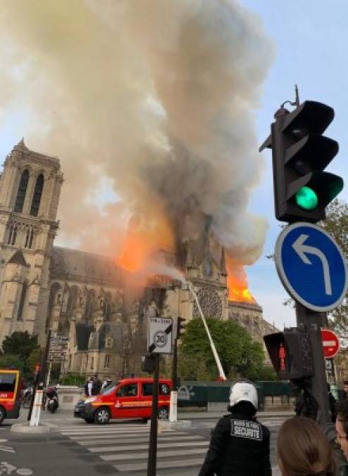 Con llamas y humo en el techo de la catedral de Notre-Dame, lo que podría implicar trabajos de renovación que se están llevando a cabo en el lugar.