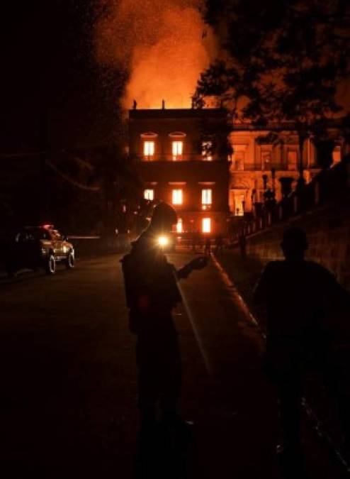 El histórico edificio fue la residencia oficial de la familia real portuguesa en Brasil hace cientos de años y albergaba colecciones invaluables, según las autoridades locales.