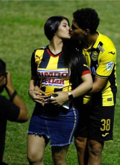 El besito de Jhow Benavídez con su novia Bella Siloet, quien aparentemente está embarazada.