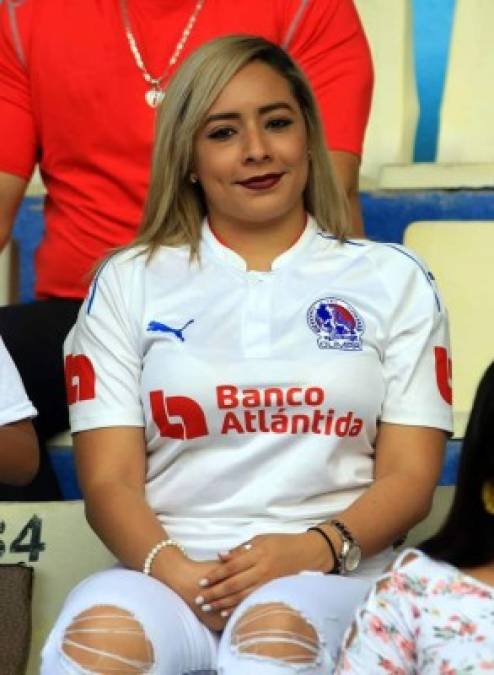 Una guapa aficionada del Olimpia apoyando a su equipo en el estadio Nacional contra Motagua.