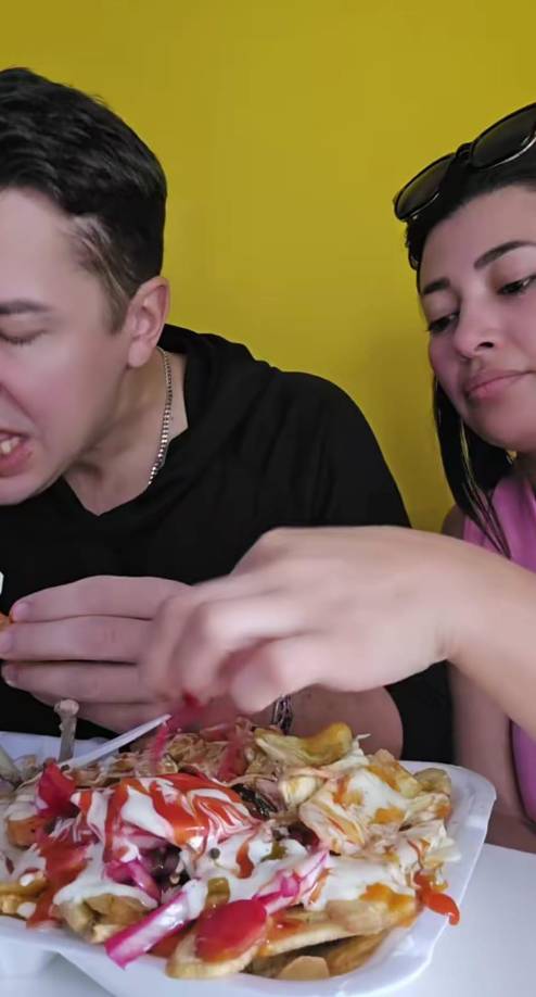 Su acompañante probó el pollo frito con tajadas por primera vez, a quien se le pudo ver muy contento por el platillo, pero también por estar con “Mili”.