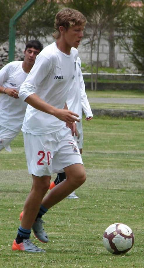 “Es un joven de 29 años, que anda deambulando en nuestra ciudad de Minas, está en situación de calle. Hablando con él, me contó su historia de vida, me pidió ayuda y dice querer tener un trabajo, un lugar donde vivir”, contó el usuario en Facebook.