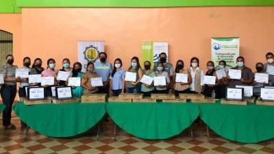 Docentes capacitados mediante el programa Aula Móvil, reciben las computdoras.
