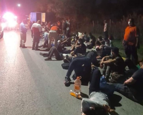 Rescatan a migrantes hondureños abandonados en un tráiler en México