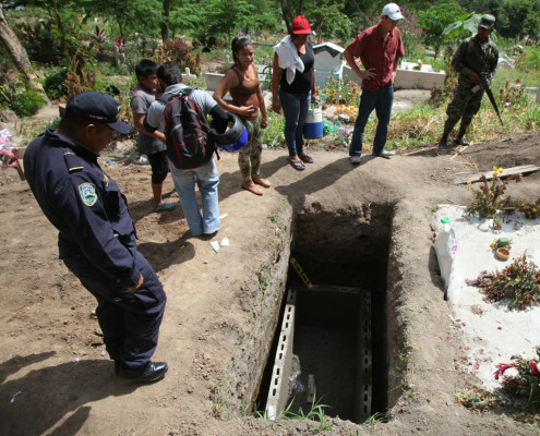 Pandilleros lo matan cuando excavaba tumba de su hermano