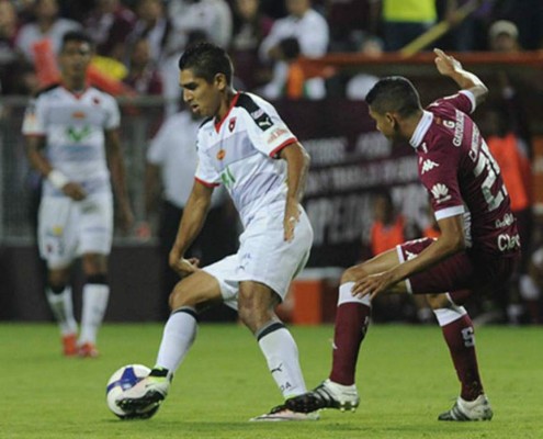 Video: Jorge Claros fue agredido y expulsado en el clásico tico