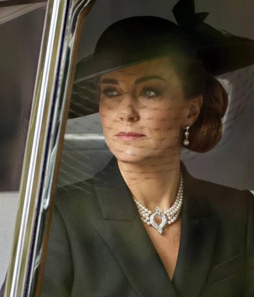La princesa complementó su atuendo con un collar de perlas que se unen en un broche de diamantes, regalo de la fallecida reina Isabel II y que también lució en su momento la princesa Diana.