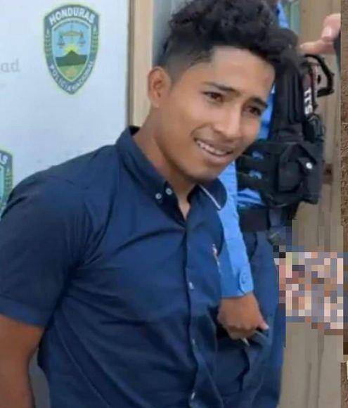 Cristian aún andaba la camisa azul y los burros con la que había sido capturado.