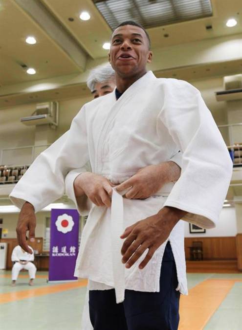 La principal figura del PSG, Kylian Mbappé, en una demostración de judo en el instituto Kodokan, en Tokio.