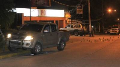 El carro quedó con varias perforaciones de bala. Técnicos de Inspecciones Oculares recogieron gran cantidad de casquillos de fusil en el sitio adonde ocurrió el crimen.