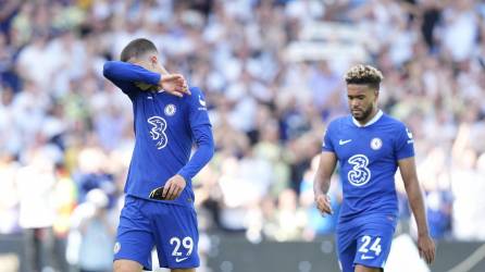 Jugadores del Chelsea lamentando la dura caída en campo del Leeds United.