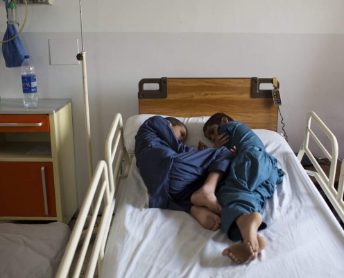 Los dos hermanos paquistaníes conocidos como los 'niños solares', que sufren una enfermedad que les permite que durante el día lleven una vida normal, pero quedan paralizados cuando el sol se pone. Un caso que ha dejado perplejos a los médicos del país asiático, que buscan soluciones para esta extraña enfermedad. EFE/Jaime León