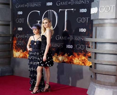 Maisie Williams (i) y Sophie Turner (Arya y Sansa Stark).EFE