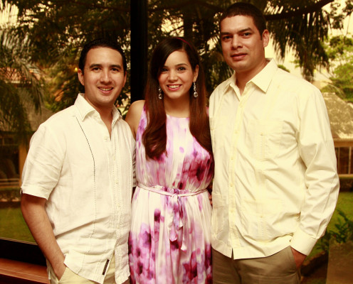 Astor Quintana y Giselle Gonzales celebran por su amor y su hija