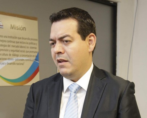 Gobierno no adelantará revisión a salarios