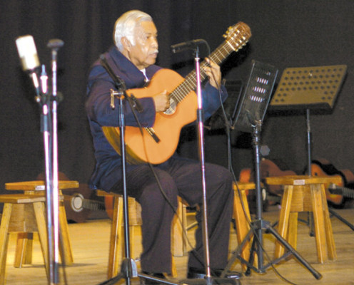 Magistral velada de guitarras en escuela Paco