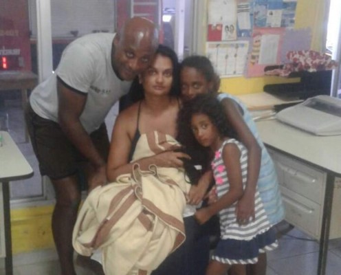 Rescatan a familia norteamericana tras incendiarse yate en Roatán