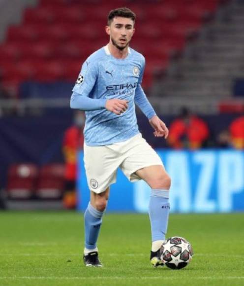 El defensa del Manchester City, Aymeric Laporte, es objeto de interés del Barcelona, ​​según 'ESPN'. Ronald Koeman quiere que el central francés nacionalizado español aporte más experiencia a su zaga después de haber traído a su excompañero de equipo Eric García en un pase gratuito. Sin embargo, el Barça primero tendría que vender a Clement Lenglet para dejar espacio a Laporte, que tiene contrato en el City hasta 2025.<br/><br/>Foto - AFP