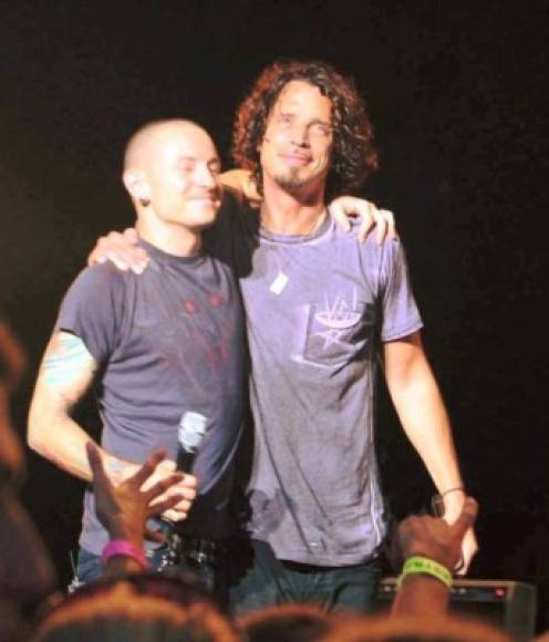 Chester Bennington y Chris Cornell también habrían sido asesinados. Los famosos murieron inesperadamente por aparente suicidio. Bennington, vocalista de Linkin Park se quitó la vida solo dos meses después que su amigo y colega Cornell, de Audioslave, tomará la fatal desición en 2017. Estos artistas habrían sido asesinados por una presunta mafia en la que estarían involucradas personalidades de la élite americana como el mismísimo presidente de EE.UU., Donald Trump.