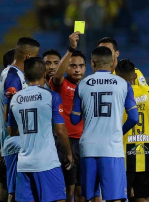 El árbitro Said Martínez le muestra tarjeta amarilla a Héctor Castellanos.