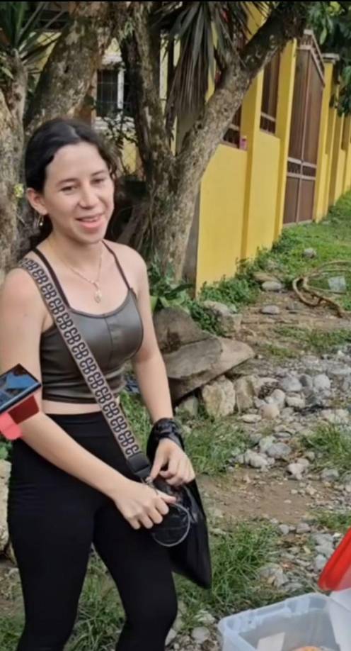 ”Precisosa muchachita, no le da pena vender, así se gana el pan de cada día, que Dios la cuide”, “Dentro de unos años convertida en toda una emprendedora con un negocio multiplicado, el trabajo honrado se carga con orgullo, que Diops la Bendiga”, escribieron internautas.