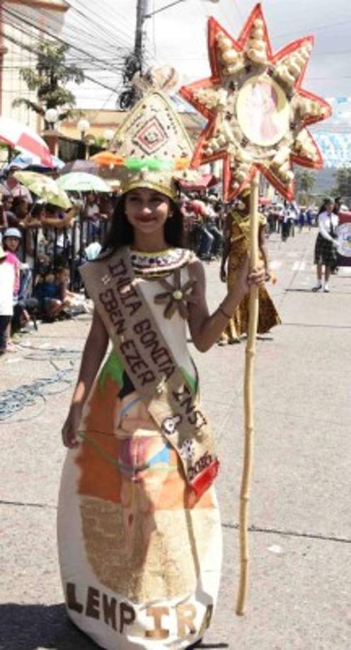 Cultura, belleza y fantasía: trajes típicos deslumbran.