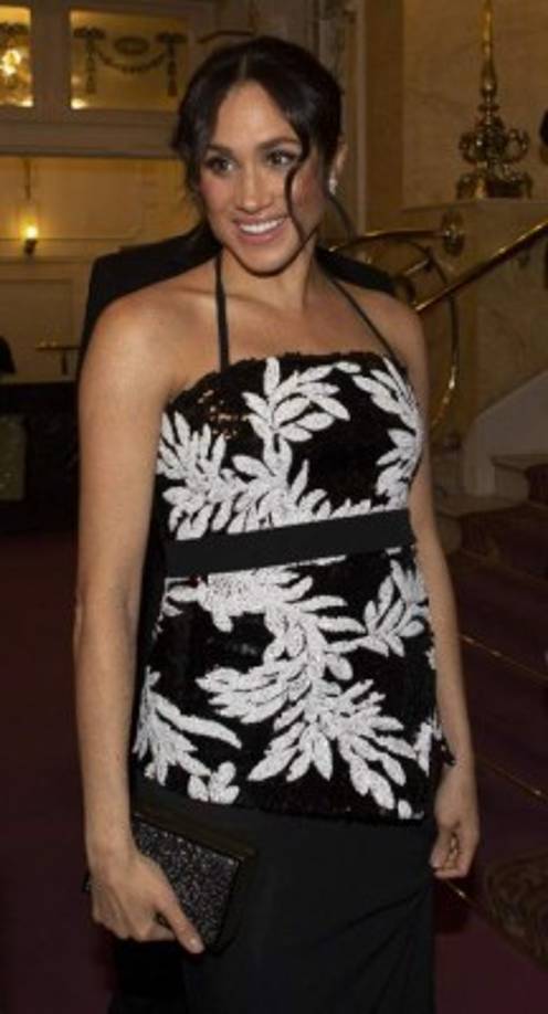 Meghan lució un top con lentejuelas que dejó al descubierto parte de su espalda.