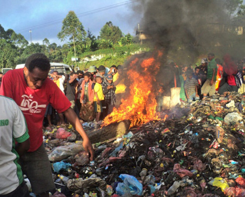 Queman viva una mujer acusada de brujería