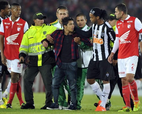 Video: Aficionado invade cancha para abrazar a Ronaldinho