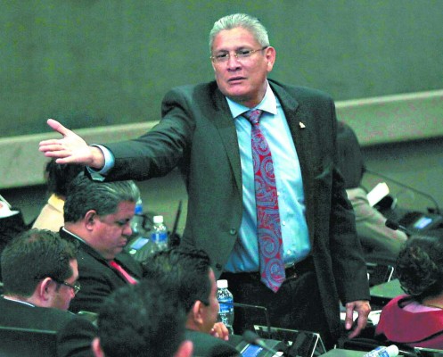 Esdras Amado asegura que se lleva 15 diputados de Libre