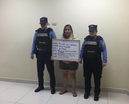 Detienen a mujer estadounidense en aeropuerto de Roatán