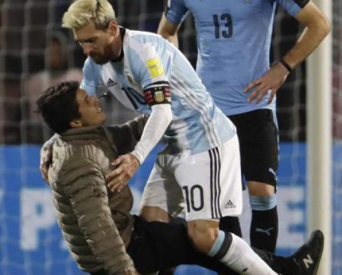 Video: Aficionado se arrodilló ante Messi y casi lo lesiona