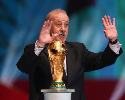 Del Bosque entregó el trofeo y advirtió que será difícil recuperarlo