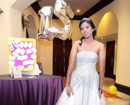 Los quince años de la capitalina Adriana Castro