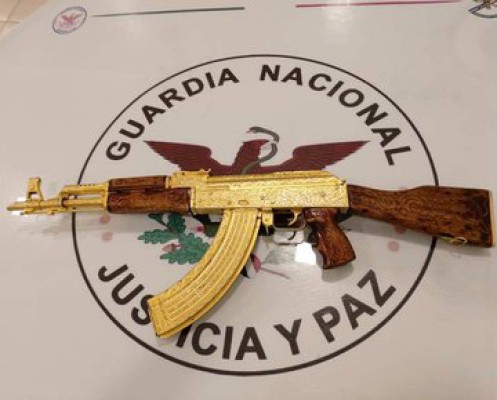 Decomisan un fusil AK-47 bañado en oro en México