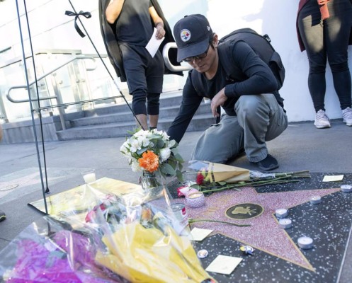 Fanáticos de Stan Lee rinden homenaje en la estrella de Hollywood