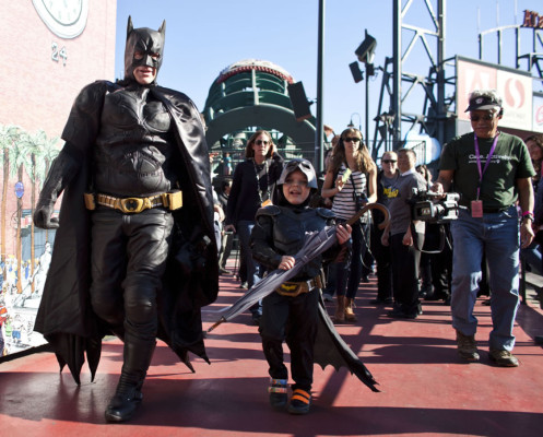 Niño con cáncer cumple su sueño de ser Batman por un día