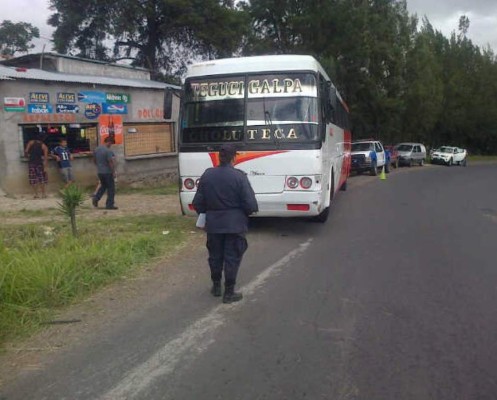 Matan a balazos a un agente Cobra en un bus en Honduras
