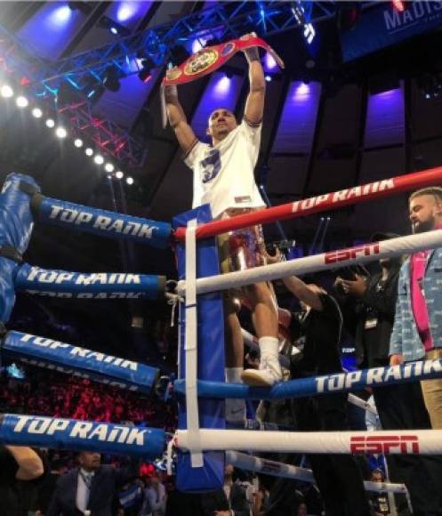 Teófimo López mostrando su cinturón de campeón mundial a todos los presentes en el Madison Square Garden.