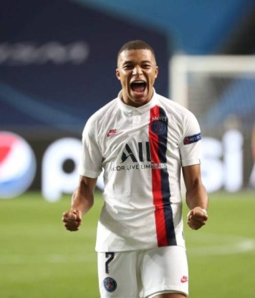 Mbappé celebrando la victoria y clasificación al final del juego.